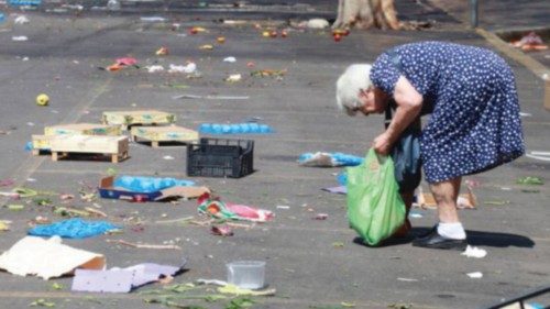 MILANO 04 Lug 2012 - ANZIANI CHE RACCOLGONO GLI SCARTI DI FRUTTA E VERDURA TRA LA SPAZZATURA DEL ...