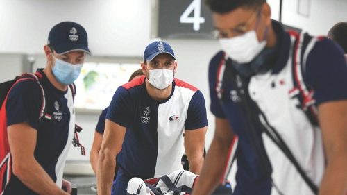 French swimmer Florent Manaudou (C) arrives with teammates arrive at Tokyo's Haneda aiport on a ...