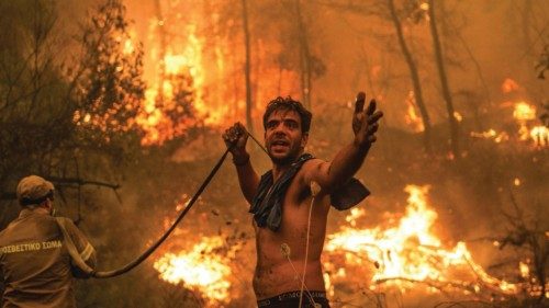 TOPSHOT - A local resident gestures as he holds n empty water hose during an attempt to extinguish ...