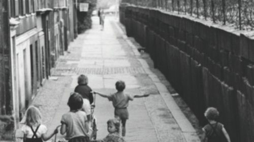 (GERMANY OUT) Children at the Berlin Wall on Sebastianstrasse, Berlin - Kreuzberg - around 1964  ...