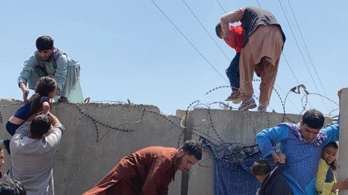 epaselect epa09416174 People struggle to cross the boundary wall of Hamid Karzai International ...