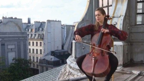 Una toga un contratto e un violoncello QUO-193 Una toga un contratto e un violoncello QUO-193