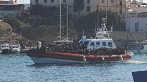 Migranti: peschereccio con 400 persone al largo di Lampedusa Migranti: peschereccio con 400 persone al largo di Lampedusa