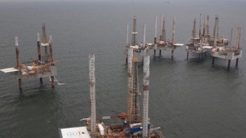 FILE PHOTO: Unused oil rigs sit in the Gulf of Mexico near Port Fourchon, Louisiana August 11, 2010. ...