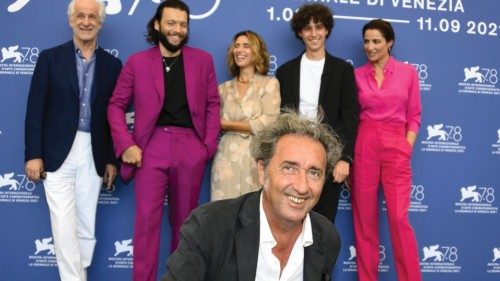 La realtà tra sorrisi e lacrime nel nuovo Sorrentino QUO-204 La realtà tra sorrisi e lacrime nel nuovo Sorrentino QUO-204