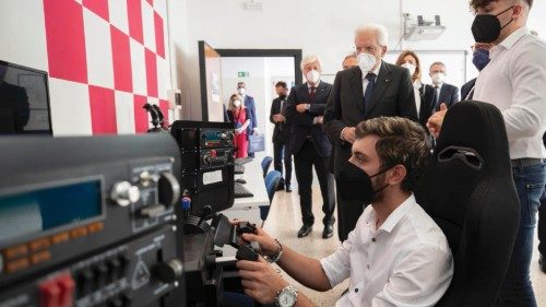 Il Presidente della Repubblica Sergio Mattarella visita il laboratorio di aeronautica con i ...