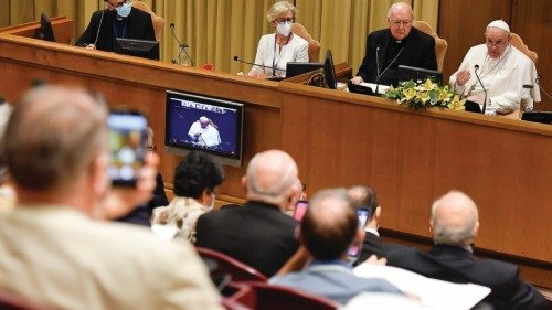  Il Papa indica ai movimenti  la sfida del servizio  QUO-216