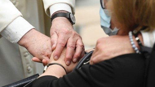 «Se chiudo gli occhi mi rivedo a Lampedusa a rianimare invano quella mamma con il figlio...» ... «Se chiudo gli occhi mi rivedo a Lampedusa a rianimare invano quella mamma con il figlio...» ...