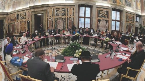 Per un’educazione al servizio della fratellanza universale QUO-226 Per un’educazione al servizio della fratellanza universale QUO-226