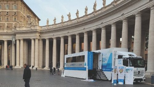 In piazza San Pietro visite cardiologiche gratuite per i poveri QUO-243 In piazza San Pietro visite cardiologiche gratuite per i poveri QUO-243