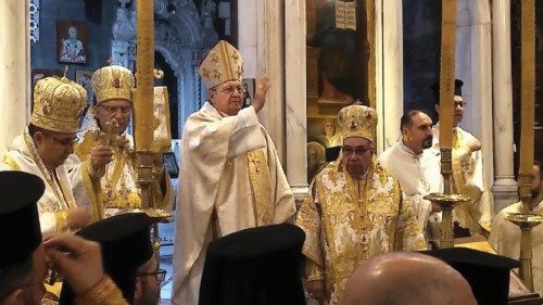 La carezza di Francesco alla Siria QUO-245 La carezza di Francesco alla Siria QUO-245
