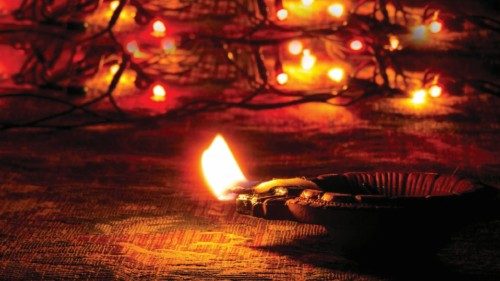 Insieme per portare la luce della vita in tempi di disperazione QUO-247 Insieme per portare la luce della vita in tempi di disperazione QUO-247