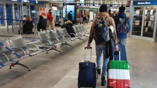 Un passeggero in attesa di imbarcarsi allaereoporto di Linate, Milano 21 Dicembre 2020.
ANSA / ... Un passeggero in attesa di imbarcarsi allaereoporto di Linate, Milano 21 Dicembre 2020.
ANSA / ...