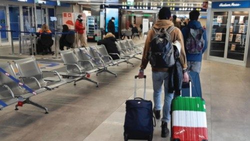 Un passeggero in attesa di imbarcarsi allaereoporto di Linate, Milano 21 Dicembre 2020.
ANSA / ...