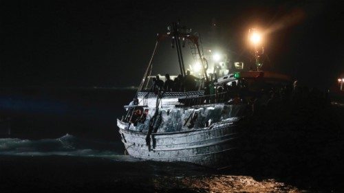 (ANSA) - PALERMO, 10 NOV - Sono complessivamente 430, tra cui 13 minori, i migranti che erano a ... (ANSA) - PALERMO, 10 NOV - Sono complessivamente 430, tra cui 13 minori, i migranti che erano a ...