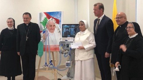  Il Pontefice dona un respiratore  a un ospedale di Beirut  QUO-273