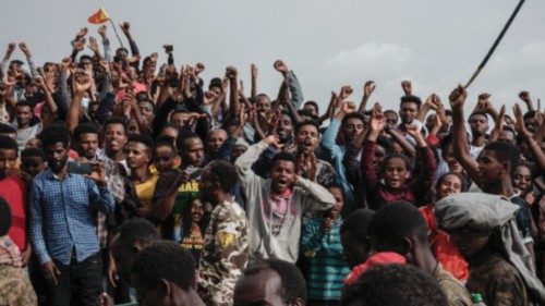 -- AFP PICTURES OF THE YEAR 2021 --

People react as captive Ethiopian soldiers walk towards Mekele ...