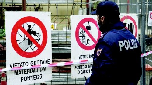 Scientifica durante i rilievi a seguito della caduta da unimpalcatura e la morte di un operaio da ...