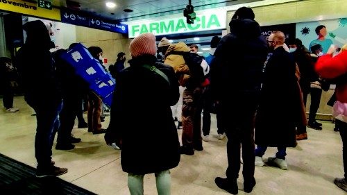 Diverse persone in coda per i tamponi covid all'esterno di una farmacia in Stazione Centrale a ...