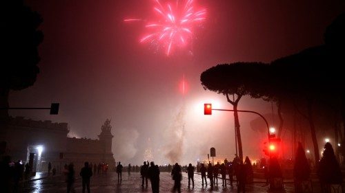 New Year's Eve fireworks erupt overhead in Rome on December 31, 2021. (Photo by Alberto PIZZOLI / ...