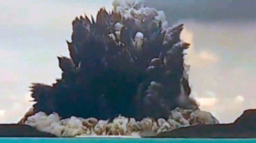 Nuova eruzione del vulcano sottomarino a Tonga QUO-012 Nuova eruzione del vulcano sottomarino a Tonga QUO-012