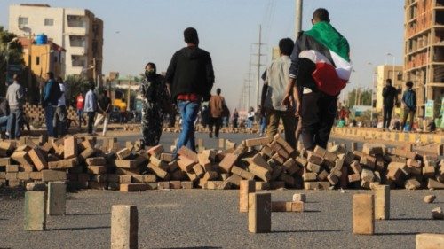 epa09698082 Sudanese protesters set road blocks during a protest against the alleged killing of ...