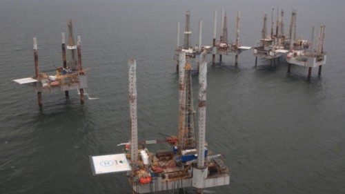 FILE PHOTO: Unused oil rigs sit in the Gulf of Mexico near Port Fourchon, Louisiana August 11, 2010. ...