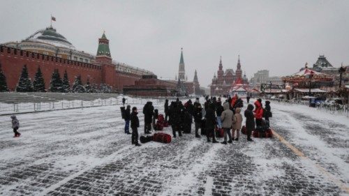 epa09714353 People on the Red Square during the coronavirus pandemic in Moscow, Russia, 28 January ...