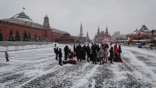 epa09714353 People on the Red Square during the coronavirus pandemic in Moscow, Russia, 28 January ... epa09714353 People on the Red Square during the coronavirus pandemic in Moscow, Russia, 28 January ...