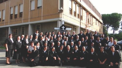 Con in mano le lampade accese QUO-025 Con in mano le lampade accese QUO-025