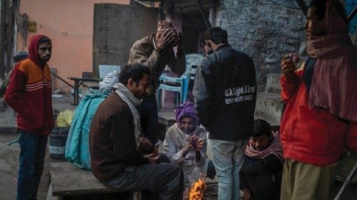 Oltre 170 senzatetto morti per il freddo a New Delhi QUO-025 Oltre 170 senzatetto morti per il freddo a New Delhi QUO-025