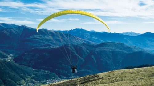 Rivera: parapendio in tandem dal Monte Tamaro. Nella foto, il parapendio con Marco Zoppi (pilota) e ...