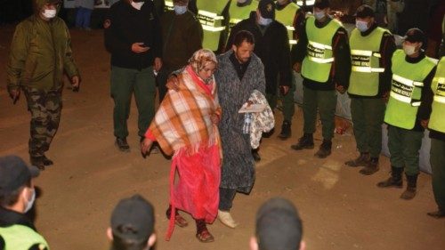 epaselect epa09730962 The parents of 5-year-old Rayan are seen after rescue workers carried his body ...