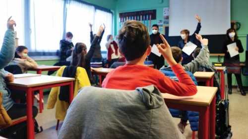 Alunni  della scuola di Bollate in attesa di ricevere una confessione di test Covid fai da te donati ...