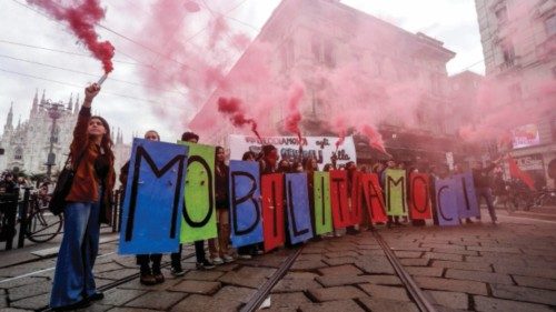 Corteo studenti contro il modello Bianchi a Milano, 11 febbraio 2022.ANSA/MOURAD BALTI TOUATI Corteo studenti contro il modello Bianchi a Milano, 11 febbraio 2022.ANSA/MOURAD BALTI TOUATI