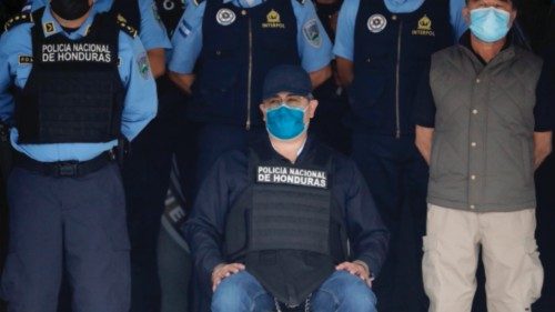 epaselect epa09760345 Honduran former president Juan Orlando Hernandez (C) is surrounded by police ...