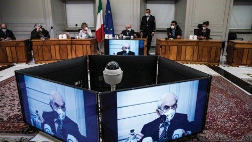 Il presidente della Corte Costituzionale Giuliano Amato durante la conferenza stampa sui referendum, ... Il presidente della Corte Costituzionale Giuliano Amato durante la conferenza stampa sui referendum, ...