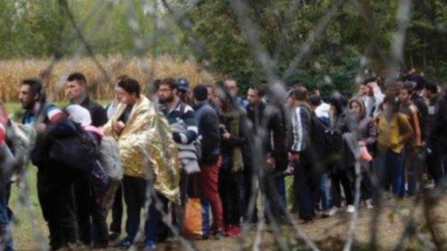 Migliaia di disperati nella terra di nessuno QUO-040 Migliaia di disperati nella terra di nessuno QUO-040