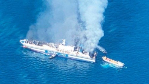 Traghetto italiano in fiamme. La Guardia Costiera italiana supporta le operazioni di monitoraggio ...