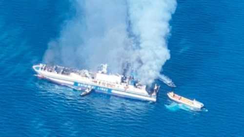 Traghetto italiano in fiamme. La Guardia Costiera italiana supporta le operazioni di monitoraggio ... Traghetto italiano in fiamme. La Guardia Costiera italiana supporta le operazioni di monitoraggio ...
