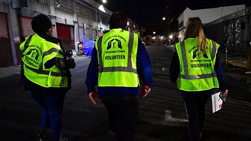 Volunteers Kimberly Briggs (L), Mike Murase (C), Jessica Margraf walk the streets of downtown Los ... Volunteers Kimberly Briggs (L), Mike Murase (C), Jessica Margraf walk the streets of downtown Los ...