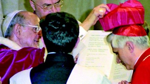 Joseph Ratzinger (r), Erzbischof von München und Freising, wird im Jahr 1977 im Vatikan zum Kardinal ...