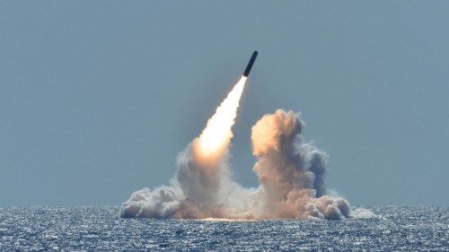 180326-N-UK333-012 \rPACIFIC OCEAN (March 26, 2008) An unarmed Trident II D5 missile launches from ...
