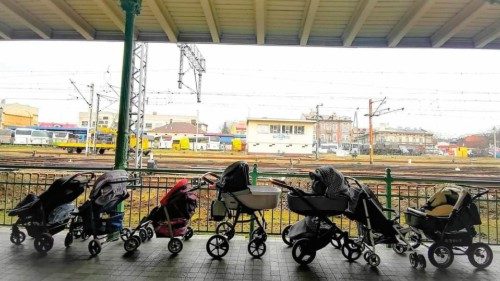 Mamme polacche lasciano passeggini alla stazione per i bambini ucraini Mamme polacche lasciano passeggini alla stazione per i bambini ucraini