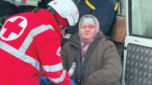I soccorritori aiutano a evacuare i residenti del distretto di Bucha, nella regione di Kiev, 09 ...