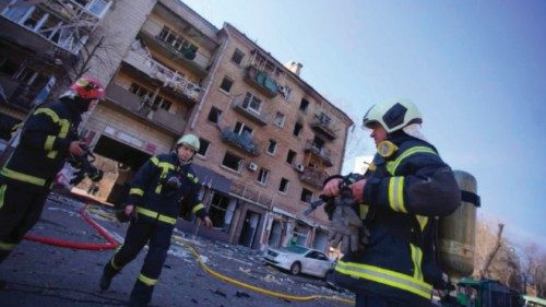 Ucraina: condominio 9 piani bombardato a Kiev, 2 morti FONTE protezione civile ucraina