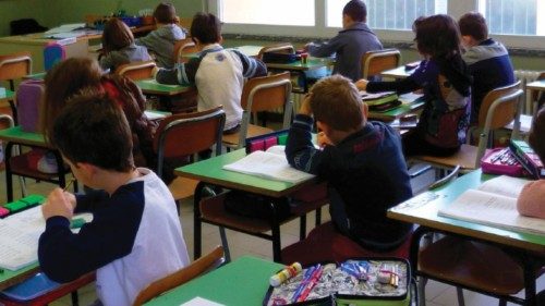  La sfida di educare  in un mondo frammentato  QUO-063