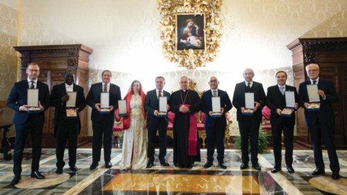  Nove ambasciatori insigniti  della Onorificenza di “Gran Croce dell’Ordine Piano”  QUO-068