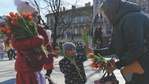 epa09853368 Ukrainian children sell flowers during their action called 'Buy flowers and support our ... epa09853368 Ukrainian children sell flowers during their action called 'Buy flowers and support our ...