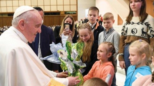  Quelle uova di cioccolato donate dal Papa ai bambini ucraini  QUO-073